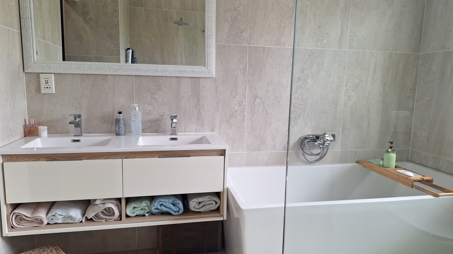6 Bedroom Property for Sale in Gonubie Eastern Cape